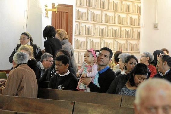 Starke Gefühle, innige Gebete: Den Sonntagsgottesdienst feiern alte und junge Mitglieder aus den verschiedensten Ländern in Palmas evangelischer Gemeinde mit Hingabe. Ein fester Bestandteil der Messe