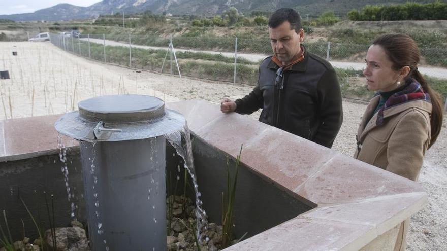 El director de la obra del sistema de humedales, Vicent Bohígues, junto a la alcaldesa de Carrícola.