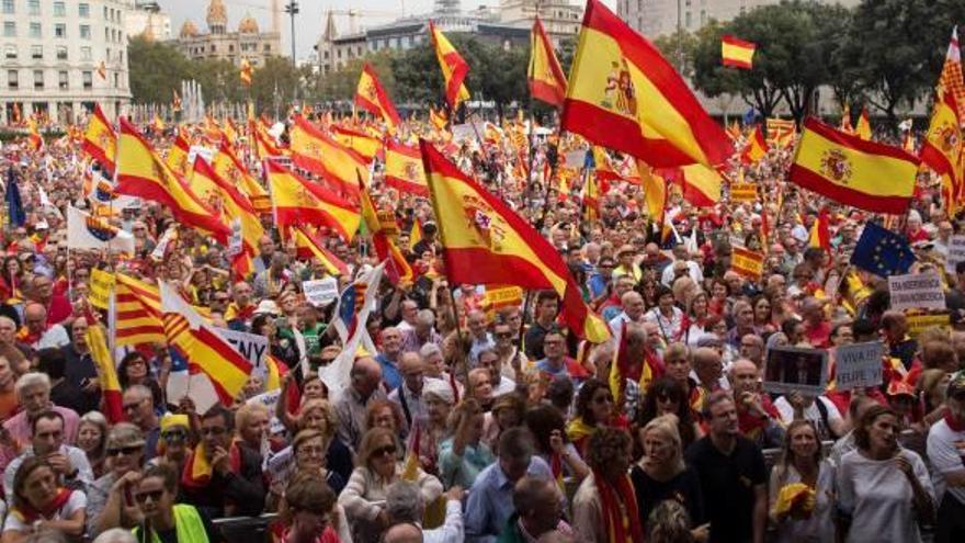 Concentració final de la manifestació, plena de banderes espanyoles, a la plaça de Catalunya