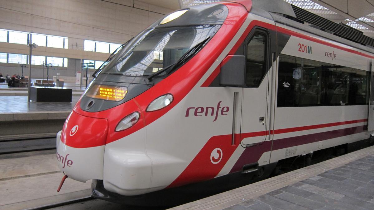 Archivo - Tren en la Estación Delicias de Zaragoza.