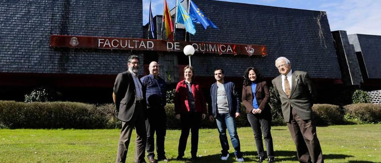 Por la izquierda, José Manuel Fernández Colinas, José Ramón Álvarez, Susana Luque, Jorge del Castillo, Susana Fernández (decana) y Julio L. Bueno, en la Facultad de Química de Oviedo, donde se imparten los talleres para niños con altas capacidades.