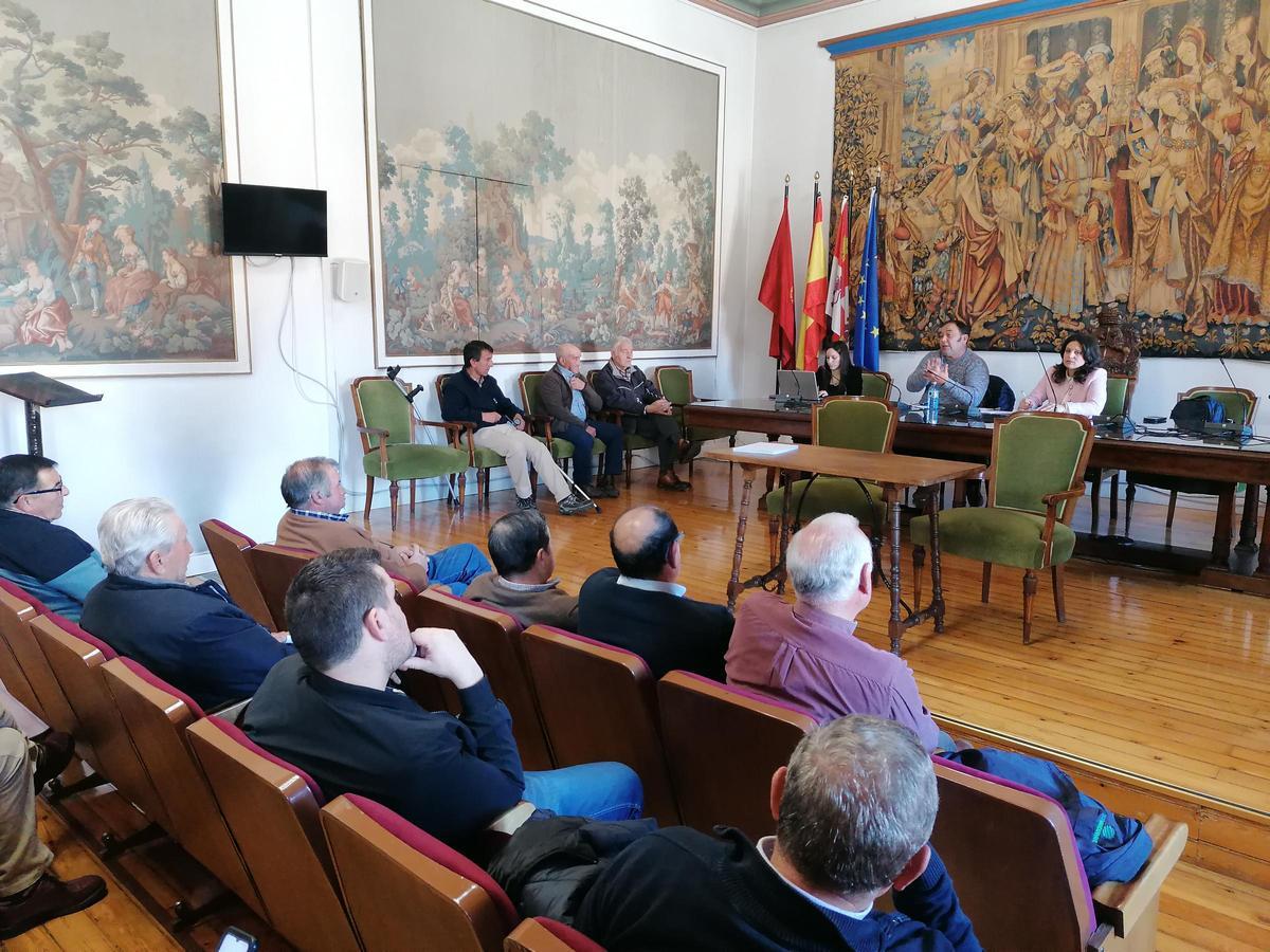 Regantes del canal San José en una asamblea de la comunidad.