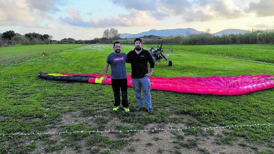 Dos de los colaboradores que harán posible el vuelo del trineo y los renos.