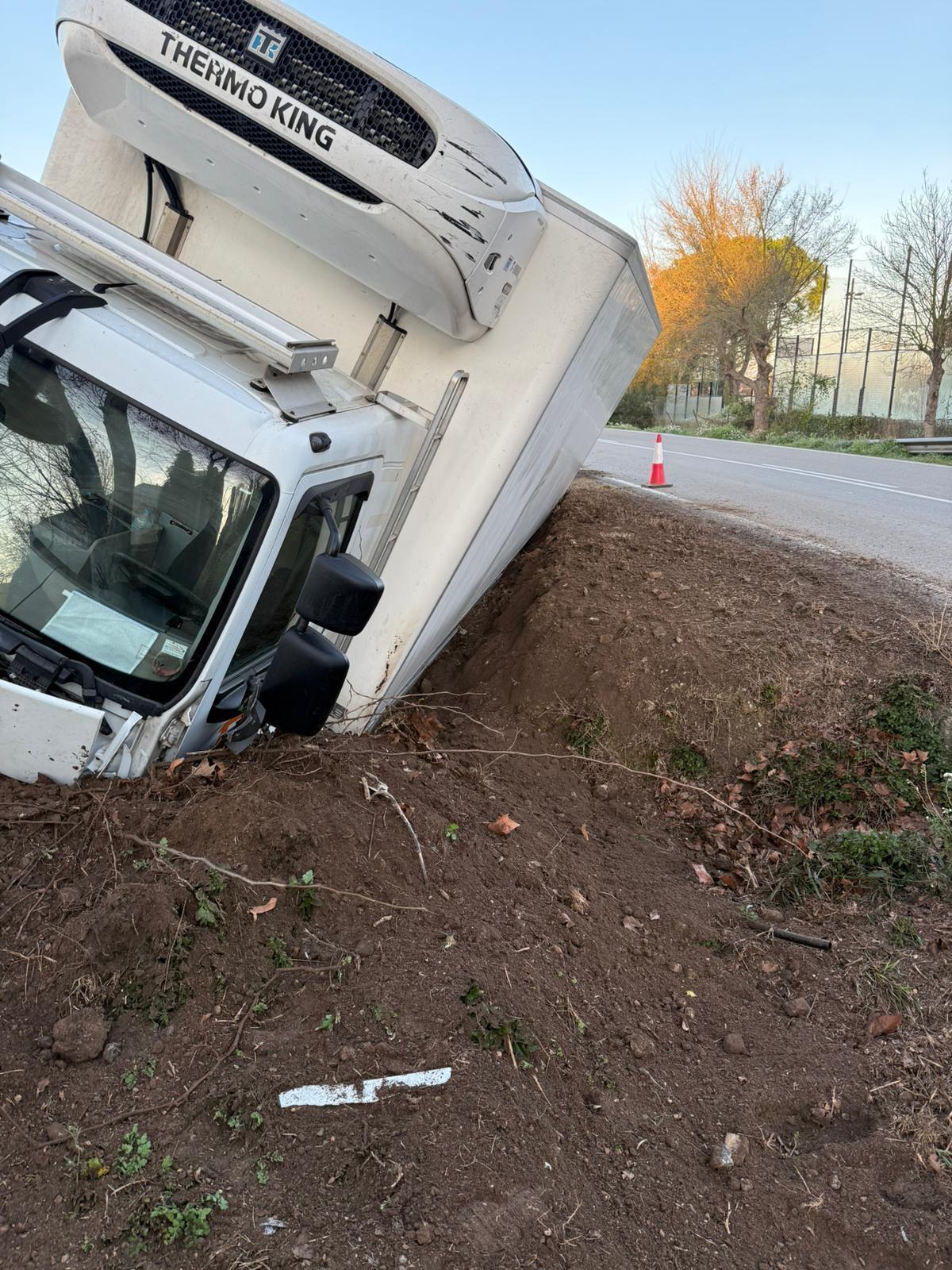 Les imatges del camió mig bolcat a Gualta