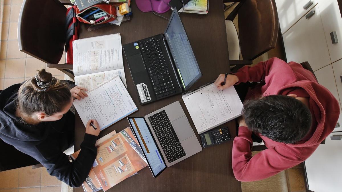 Alumnos de bachillerato estudian en casa durante el confinamiento.