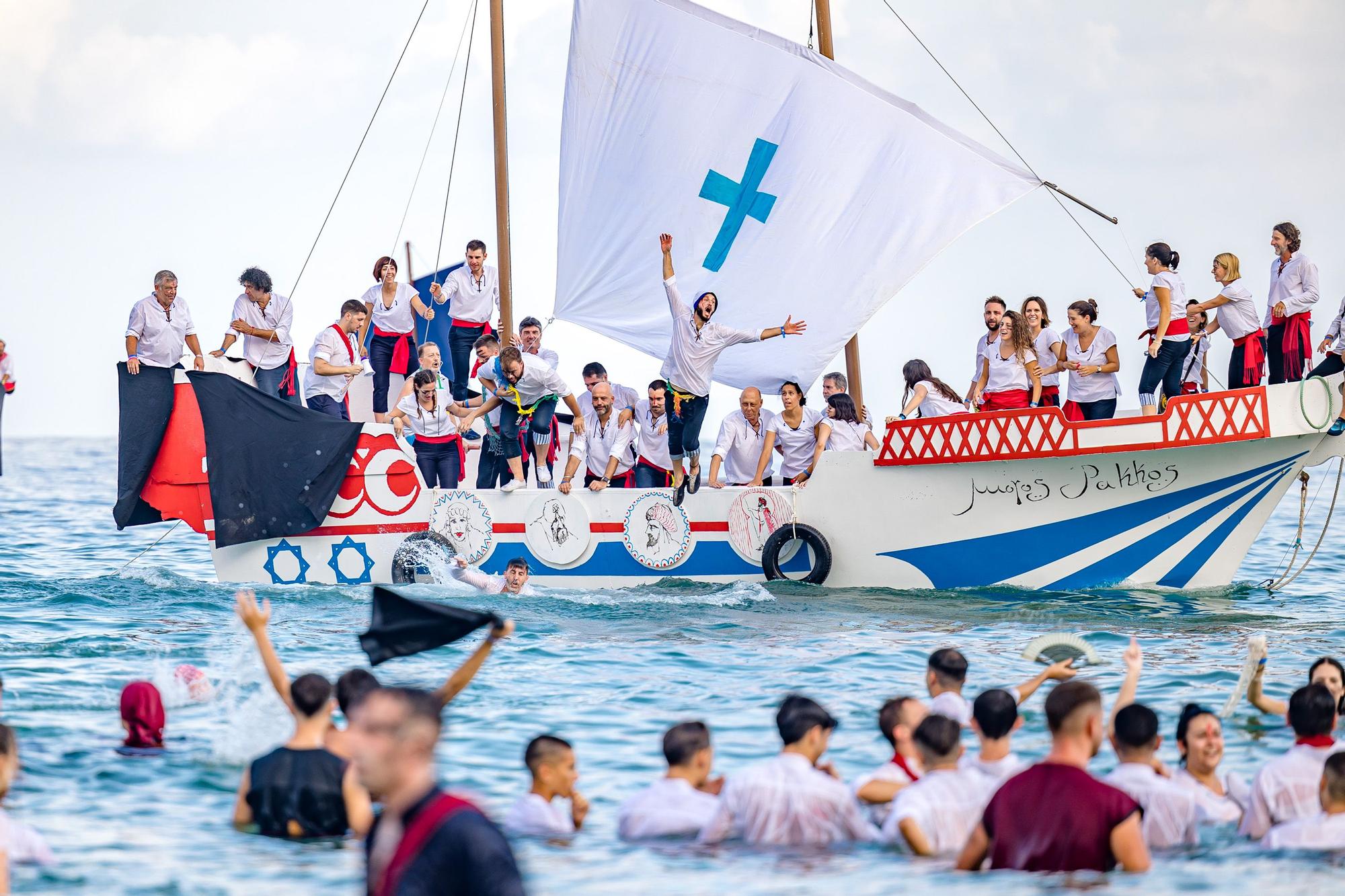 Fiestas de La Vila. Así ha sido el Alijo y la Embajada Contrabandista en la Playa.