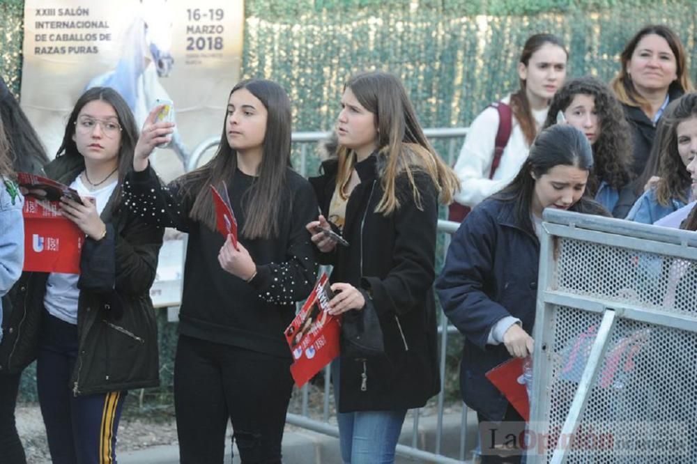 Firma de discos de Aitana en Murcia