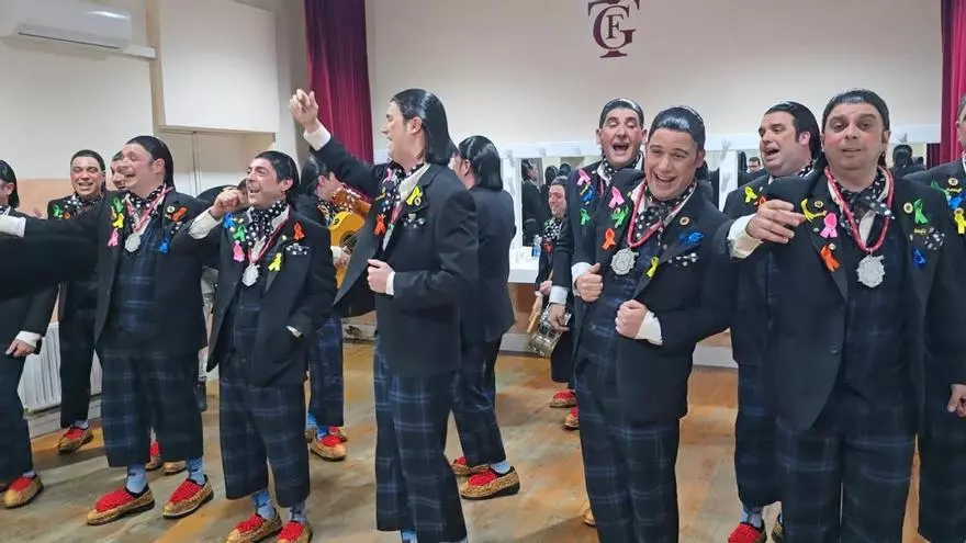 VÍDEO | La chirigota del Bizcocho y Prida canta la última cuarteta del popurrí en camerinos