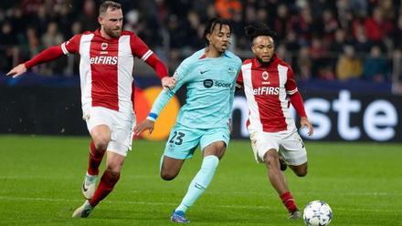 Jules Koundé lucha con dos jugadores del Amberes