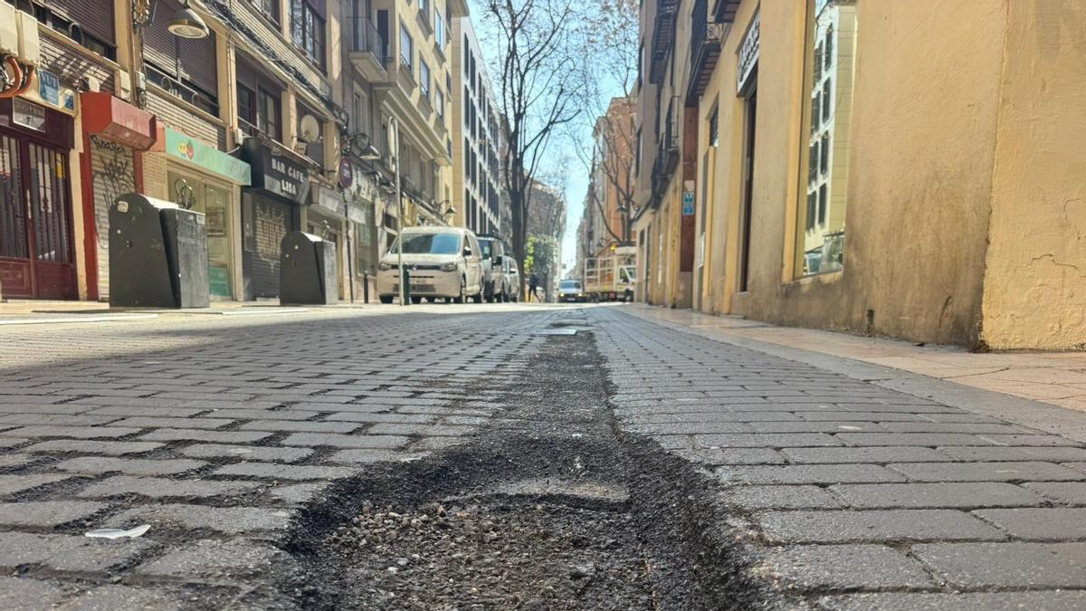 Estado actual del firme en la calle Espoz y Mina.