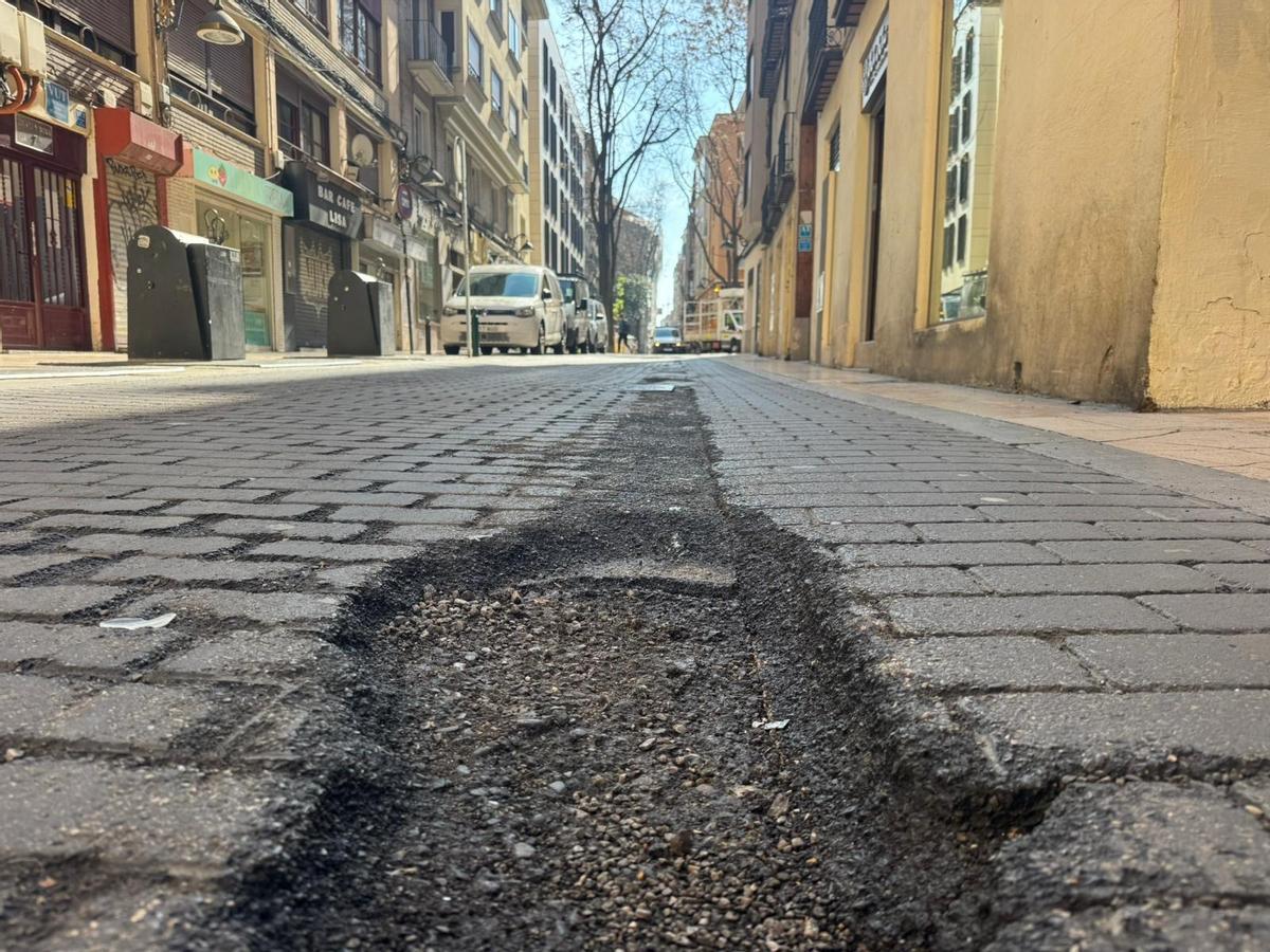 Estado actual del firme en la calle Espoz y Mina.