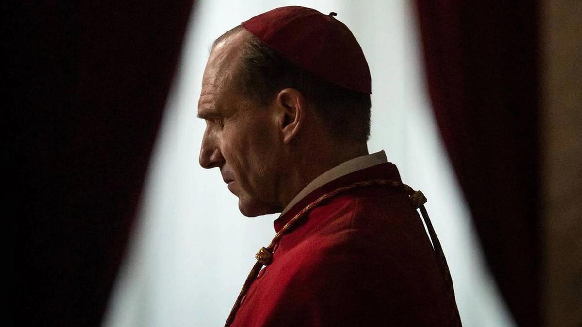 El cardenal Thomas Lawrence, interpretado por Ralph Fiennes, protagonista principal de 'Conclave'