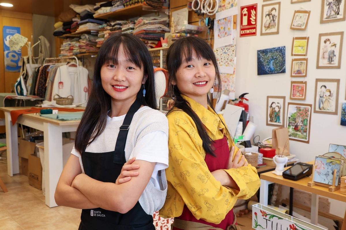 Las gemelas Siyi y Sixing son las artífices de Tuuinx, un taller artesanal en Milladoiro del que sale ropa cómoda de enfoque lento, sostenible y con un toque oriental