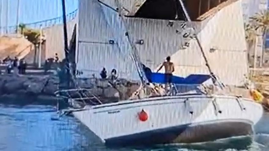 Momento en el que el barco cruza el puente del Estacio de La Manga.