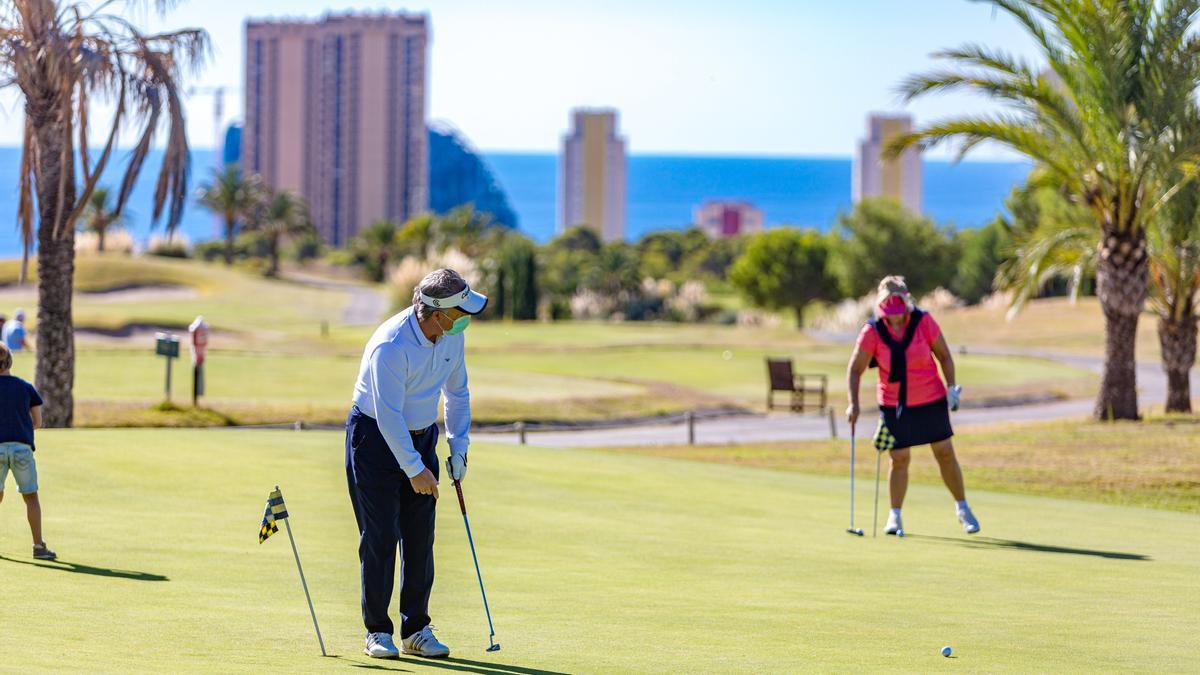 Turistas de golf jugando en un campo de la provincia de Alicante