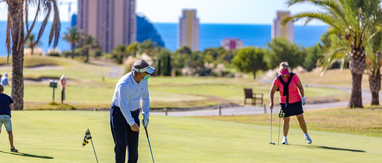 Turistas de golf jugando en un campo de la provincia de Alicante