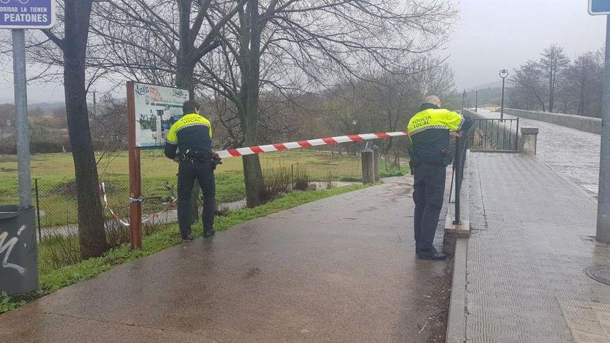 La policía local cierra el acceso a un paseo fluvial, en una imagen de archivo.