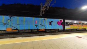 Tren vandalizado en Manresa la noche de este jueves.