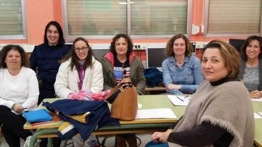 Padres asistentes a la última sesión en el colegio Santa Bárbara.