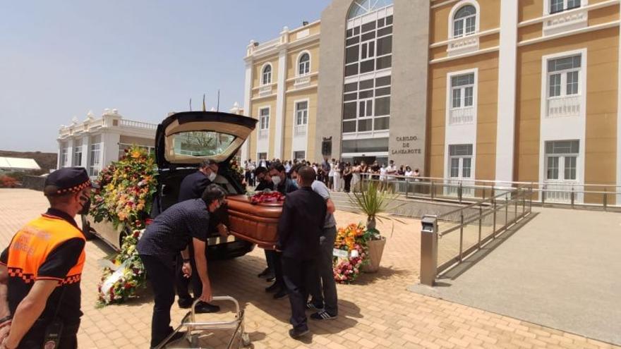 El féretro con los restos de Enrique Pérez Parrilla, ayer, es trasladado desde el Cabildo hasta el coche fúnebre.