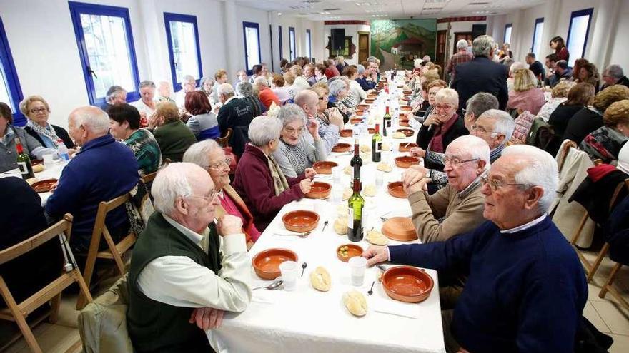 Participantes en la comida popular por las fiestas de Llaranes, en el centro social.