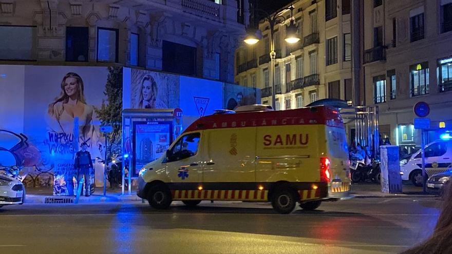 Un SAMU frente al McDonald&#039;s de la calle Xàtiva.