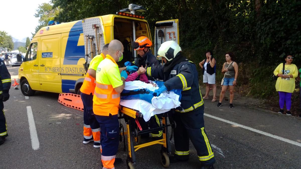 Bomberos y personal sanitario atienden a uno de los heridos