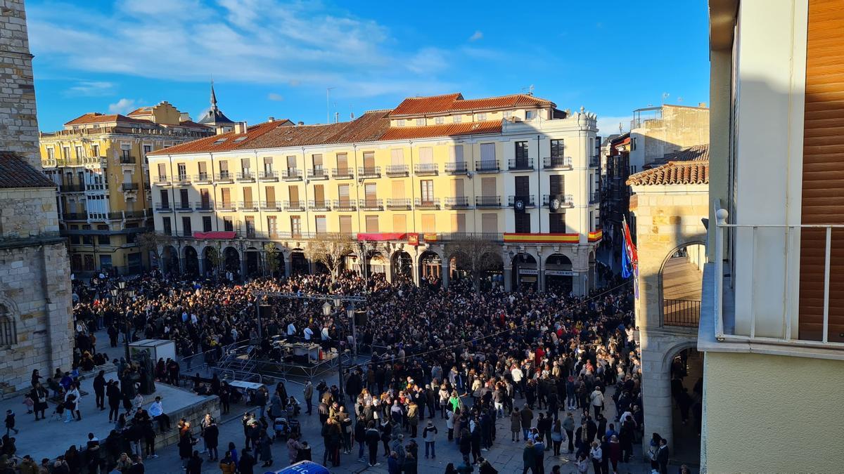 La Plaza Mayor, llena de gente durante la tarde del Domingo de Resurrección