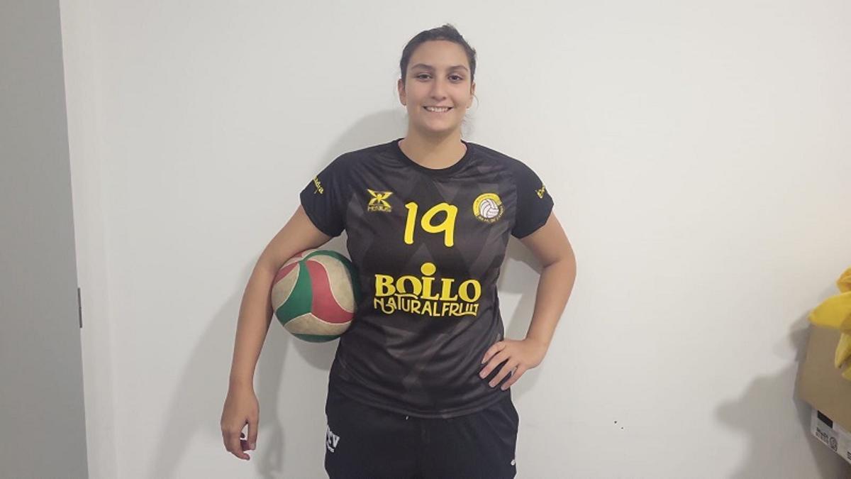 Claudia Giménez ya luce la camiseta del CV Real de Gandia