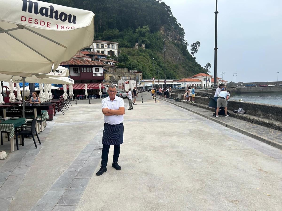 Quique Rodríguez, propietario del Restaurante El Pescador, en el muelle de Tazones.