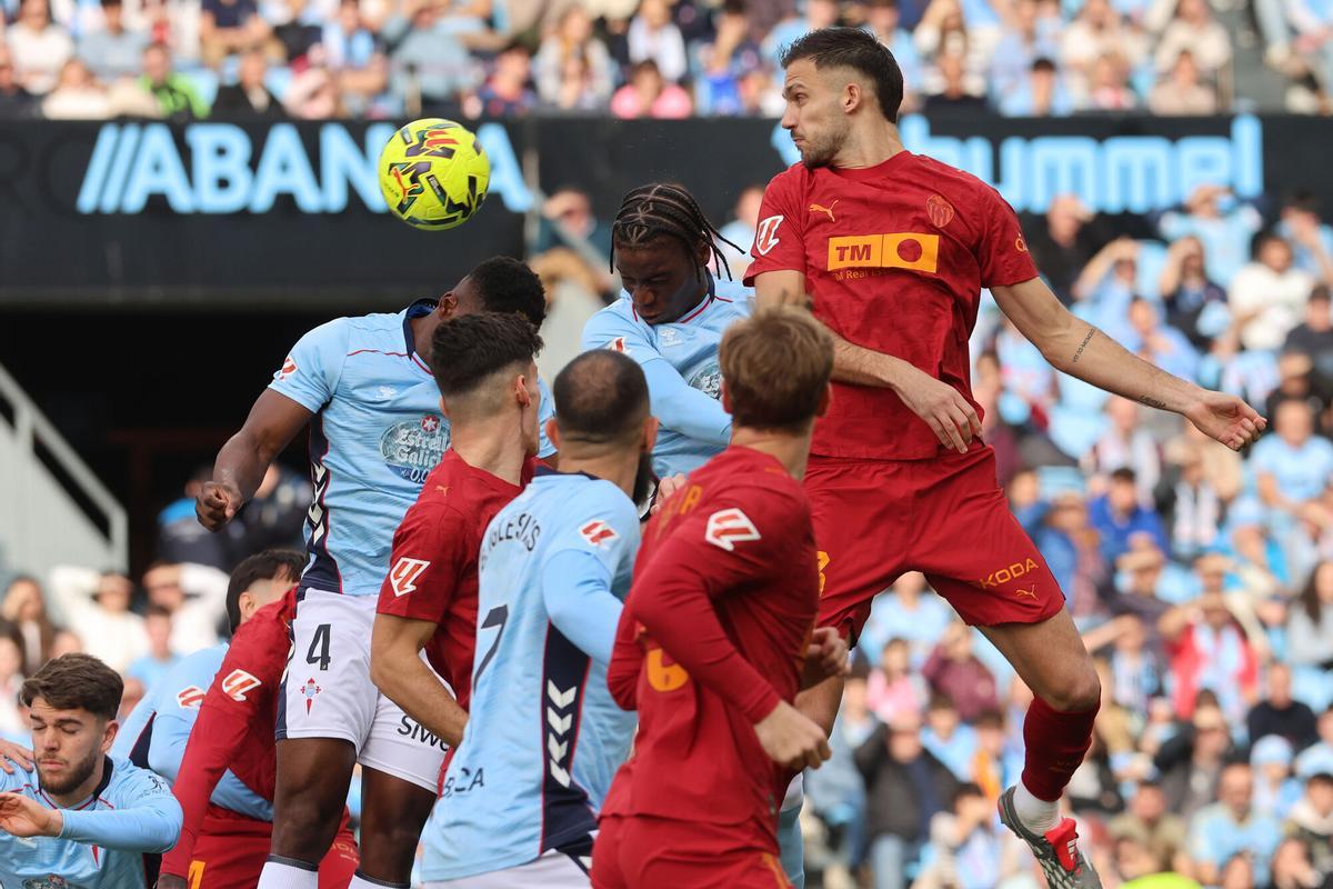 VIGO, 03/01/2026.- El jugador del Valencia Freuler (d) lucha por el balón con el del Celta de Vigo Moriba (i) durante el partido de LaLiga que se ha disputado este sábado en el estadio de Balaidos en Vigo. EFE / Salvador Sas