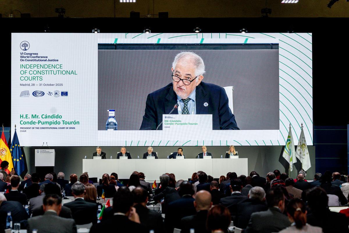 El presidente del Tribunal Constitucional, Cándido Conde-Pumpido, durante la reunión 'Independencia de los Tribunales Constitucionales', en IFEMA, a 30 de octubre de 2025, en Madrid (España). La reunión se enmarca en la VI Conferencia Mundial de Justicia Constitucional que ha sido organizada por el Tribunal Constitucional bajo el título 'Los derechos humanos de las generaciones futuras', y a la que asisten más de 90 delegaciones de los principales tribunales y cortes constitucionales de todo el mundo. 30 OCTUBRE 2025 Ricardo Rubio / Europa Press 30/10/2025. CANDIDO CONDE-PUMPIDO;Ricardo Rubio;category_code_new