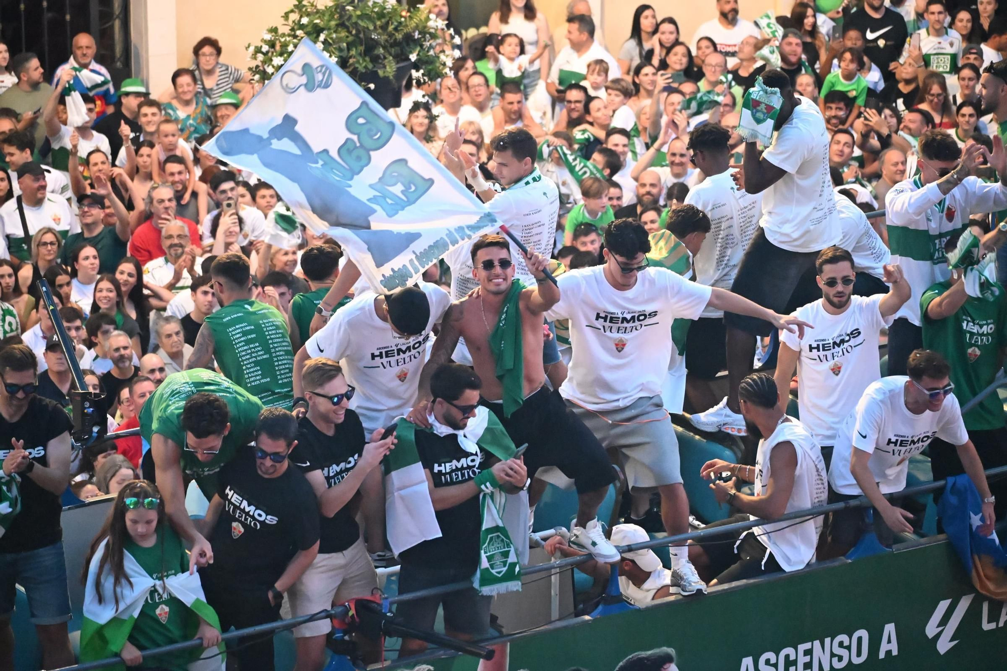 El Elche CF celebra el ascenso a Primera con una rúa en autobús hasta la Plaça de Baix