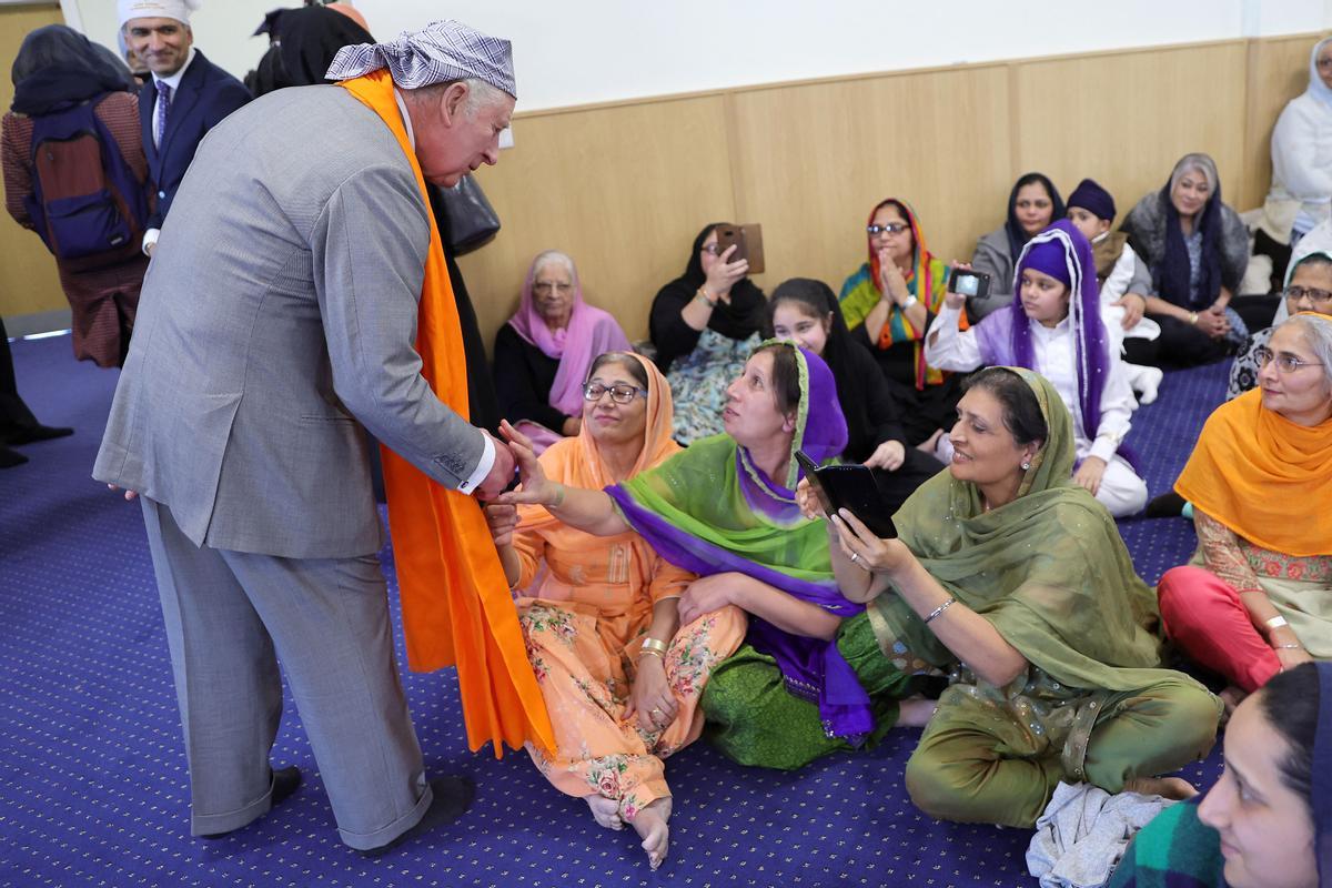 El Rey Carlos III visita el Guru Nanak Gurdwara Luton, donde se brinda enseñanza y práctica religiosa sij para todos los miembros de la comunidad y proporciona servicios sociales voluntarios para los ancianos, jóvenes y otros grupos de la comunidad.