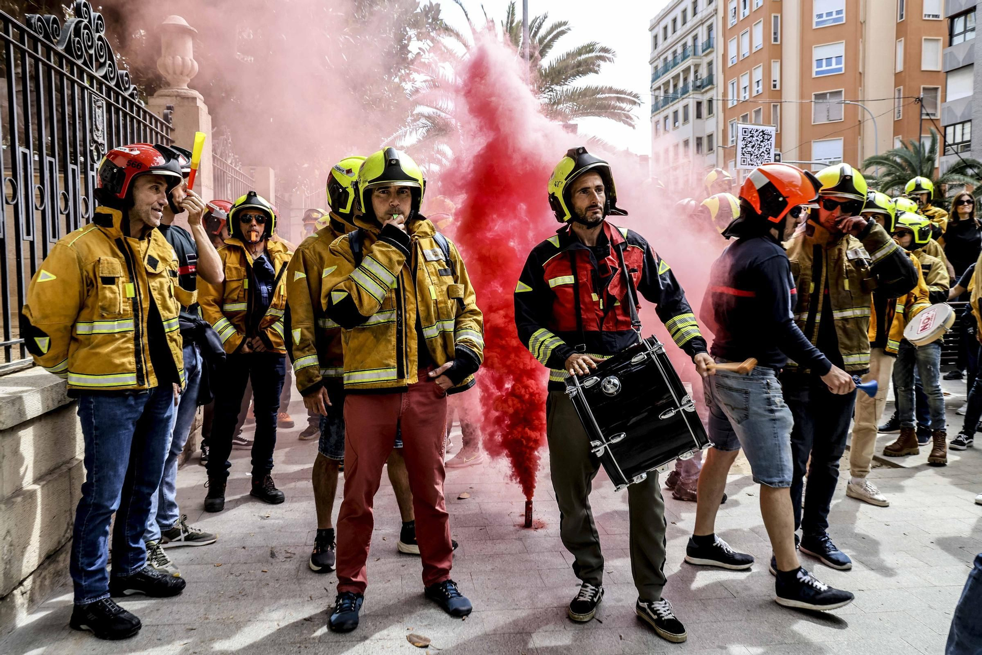 Protesta de los bomberos frente a la Diputación de Alicante