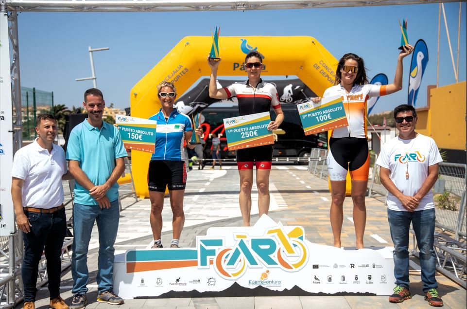 Manuel Jesús Pérez y Katrin Burow se coronan en la carrera ciclista Faro Fuerteventura