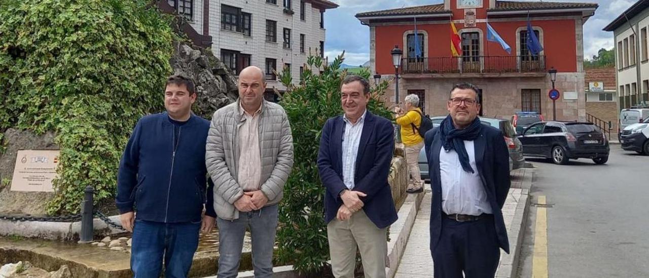 Por la izquierda, Víctor Rodríguez Caldevilla, Álvaro Palacios y los representantes de la empresa que ha diseñado la estrategia del plan, Luis Valdés y Jorge Vallina, ayer, en la plaza de Venancio Pando de Arriondas (Parres). | M. Villoria