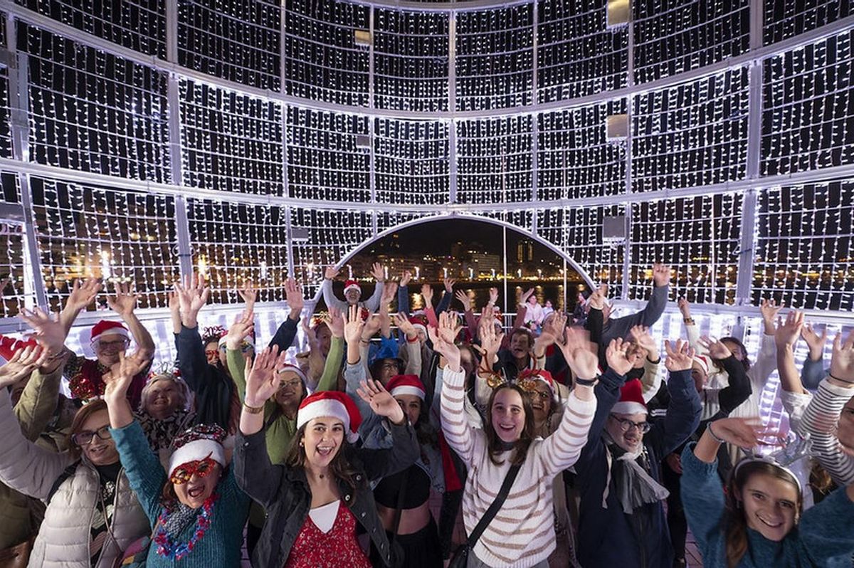 'Hola 2025' el vídeo coral de la ciudad para compartir y celebrar la llegada del año nuevo desde la playa de Las Canteras