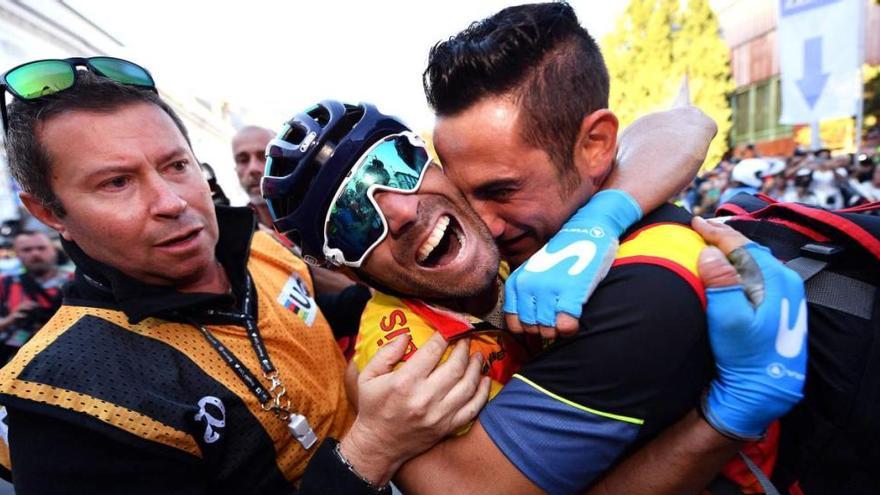 El abrazo de Valverde y Escámez tras proclamarse el murciano campeón del mundo en Innsbruck