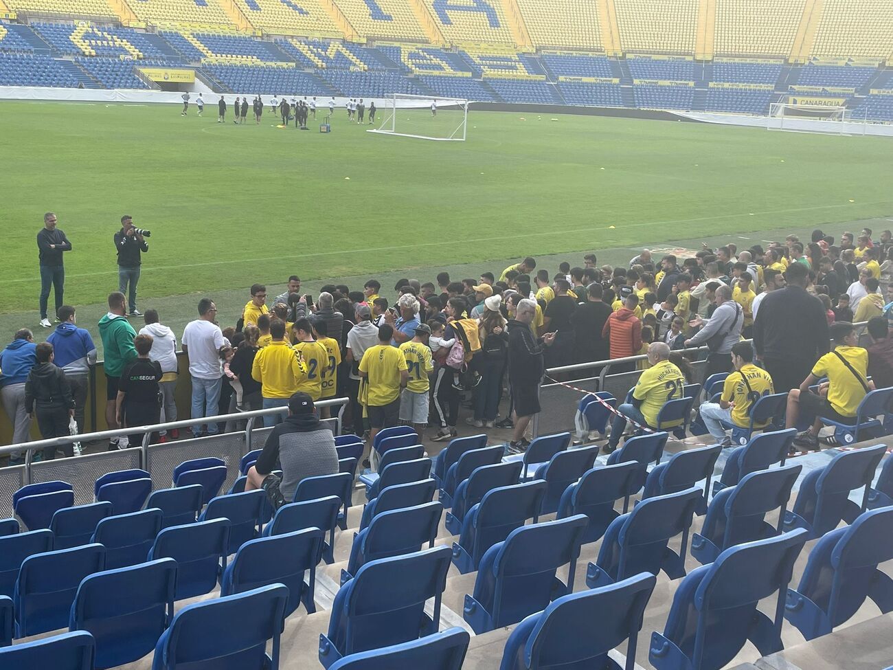 Los aficionados presencian el entrenamiento de la UD Las Palmas