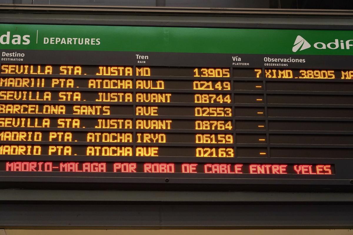 Cientos de pasajeros se agolpan en la estación María Zambrano, por el retraso de los trenes a causa del robo de cables