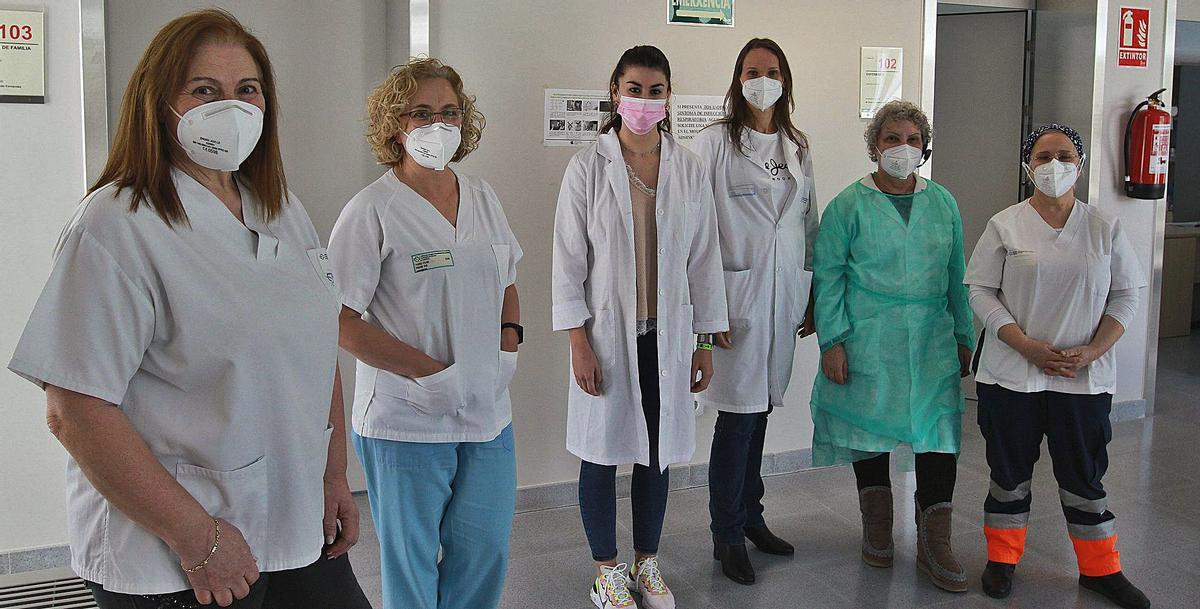 Celia Rodríguez (izq.), jefa de servicio del centro de salud de A Valenzá (Barbadás), con parte del equipo sanitario. |   // IÑAKI OSORIO