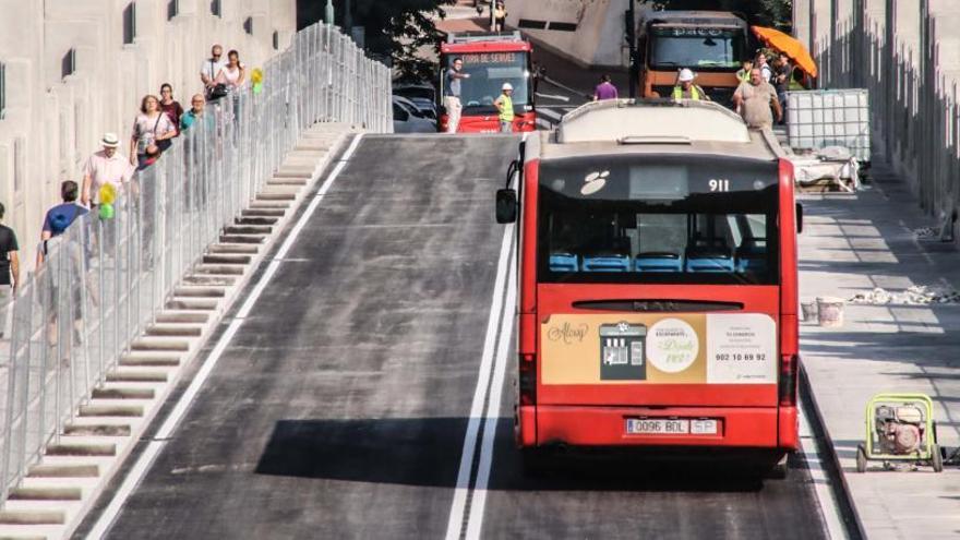 El autobús circulando por el puente de San Jorge