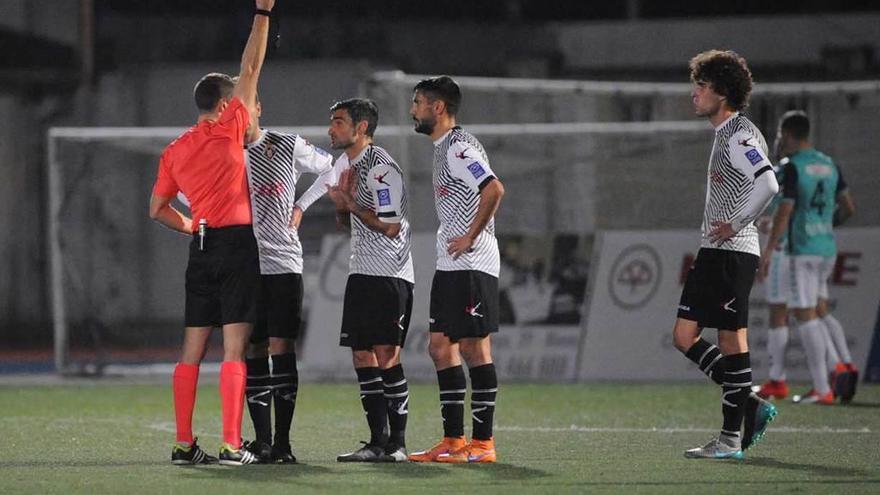 Iglesias Villanueva muestra cartulina amarilla a Quero en el partido ante el Racing de Santander.