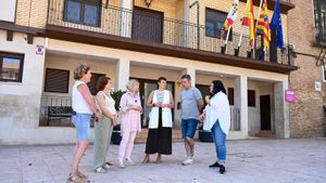 Manuela Berges (tercera por la izquierda), junto a su equipo municipal en Pedrola