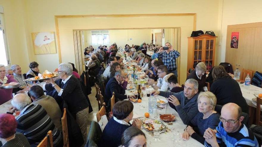 Algunos de los comensales que participaron en la comida solidaria.