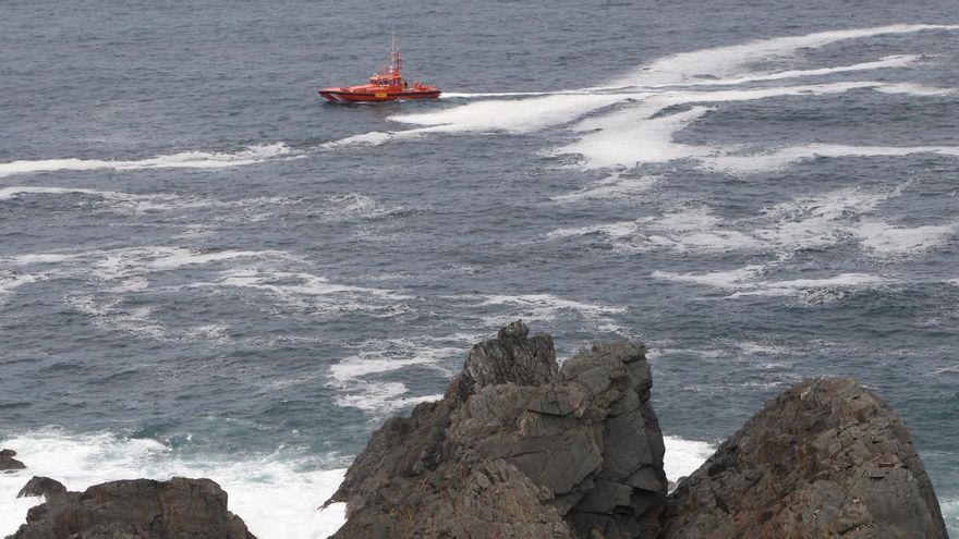 Buscan a un pescador asturiano que se cayó al mar en Galicia