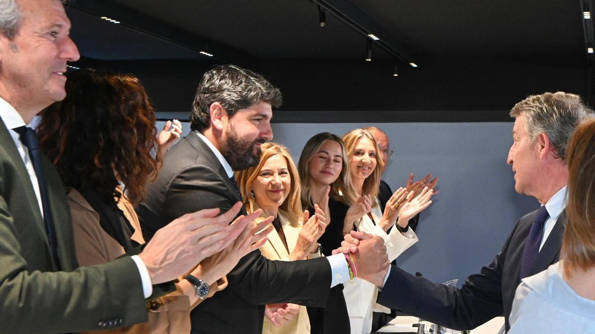 Fernando López Miras estrecha la mano de Alberto Núñez Feijóo durante la celebración de la Junta Directiva Nacional del PP.