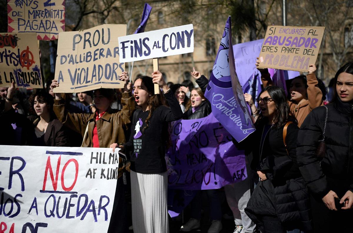 Estudiantes se manifiestan en Barcelona por el 8M