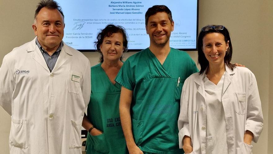 De izquierda a derecha, el jefe de servicio de Anestesia, el doctor Baños; los anestesistas Elena Duque y Gustavo Illodo; y la enfermera de la Unidad del Dolor Agudo, Cristina Álvarez.